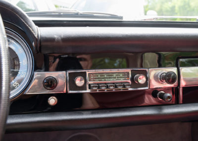 1963 Lancia Flaminia 3B - L'autoradio est d'époque, pas de bluetooth ou autre technologie récente - Enchères au Swiss Classic World.