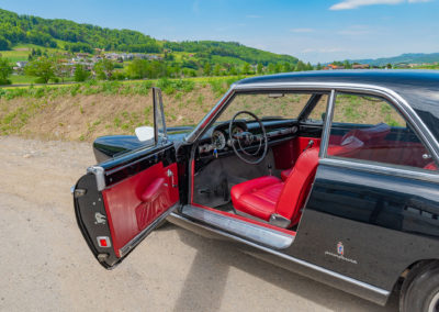 1963 Lancia Flaminia 3B - Les portes s'ouvrent largement et permettent d'accéder sisément aux places arrières - Enchères au Swiss Classic World.