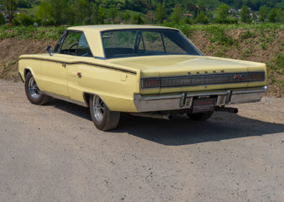 1967 Dodge Coronet R:T 440 - Le bandeau arrière chromé court sur toute la largeur - Enchères au Swiss Classic World.