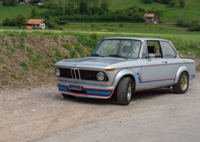 1974 BMW 2002 Turbo - Deux couleurs de carrosserie à choix, blanc Chamonix ou gris Polaris avec intérieur noir - Enchères au Swiss Classic World.