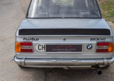 1974 BMW 2002 Turbo - L'arrière mentionne clairement à qui vous avez à faire - Enchères au Swiss Classic World.