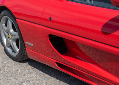 1999 Ferrari F355 F1 - Entrèe d'air pour refroidir le moteur en position longitudinal central arrière - Enchères au Swiss Classic World.