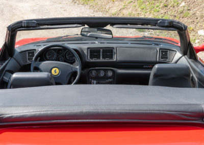 1999 Ferrari F355 F1 - La visibilté vers l'arrière est bonne en position capote baissée - Enchères au Swiss Classic World.