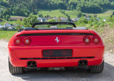 1999 Ferrari F355 F1 - Quatre feux ronds, Le cheval cabré et quatre sorties d'échappement - Enchères au Swiss Classic World.