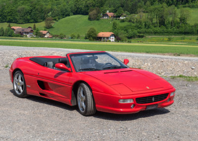 1999 Ferrari F355 F1 - cette version roadster présente l'harmonie de couleur Rosso : Nero du plus bel effet - Enchères au Swiss Classic World.