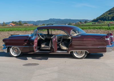 1956 Cadillac Sedan DeVille à noter l'absence de montant entre les portes avant et arrière.