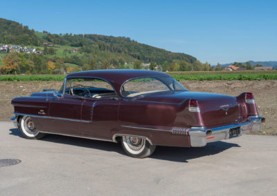 1956 Cadillac Sedan DeVille la démesure américaine importée neuve en Suisse par la concession Ramuz & Edelweiss à Lausanne.