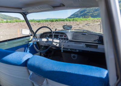 1961 Citroën DS19 intérieur en tissu à noter la boîte de vitesse avec embrayage automatique.