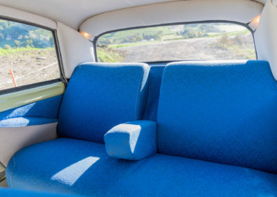 1961 Citroën DS19 l'accueillante banquette arrière avec accoudoir permet de faire de longs voyages.