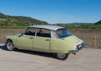 1961 Citroën DS19 le liquide rouge LHS du système hydraulique a fait place au liquide vert LHM.