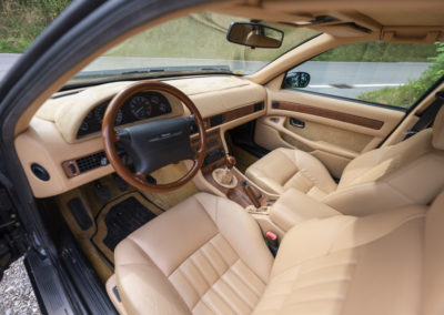 1999 Maserati Quattroporte Evoluzione intérieur tendu de cuir avec boiseries au tableau de bord.