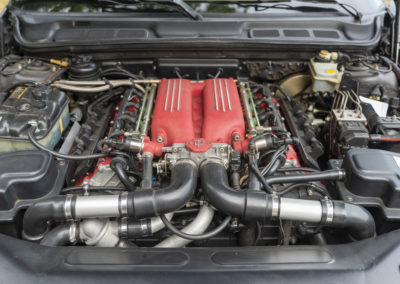 1999 Maserati Quattroporte Evoluzione moteur V8 de 3.2-Litre muni de deux turbos pour une puissance de 335 chevaux et boîte manuelle à 6 rapports.