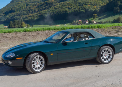 2001 Jaguar XKR 4.0-Litre à compresseur capote électrique, climatisation, boîte de vitesse automatique à 5 rapports.