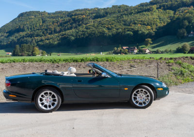 2001 Jaguar XKR 4.0-Litre à compresseur dans une combinaison de couleur British Racing Green intérieur cuir ivoire.