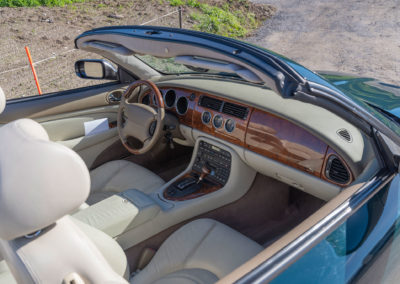 2001 Jaguar XKR 4.0-Litre à compresseur harmonie entre le cuir ivoire et les boisseries marque de fabrique de la marque.