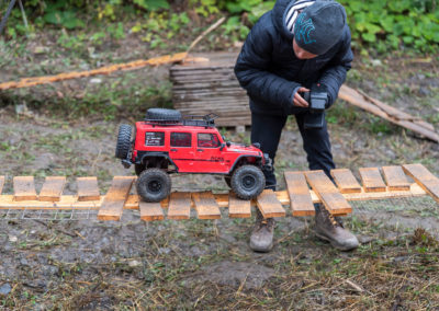 Barzette - Attention redoublée pour ne pas faire passer la Jeep par dessus le pont suspendu en bois.