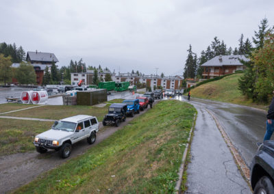 Barzettes - La file de Jeep s'allonge toujours plus malgré le temps maussade qui recouvre Crans Montana.