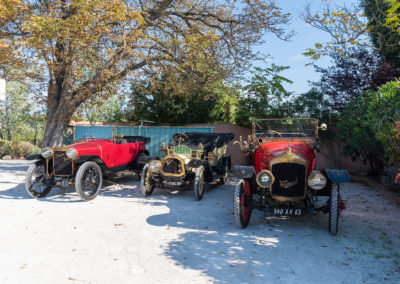 De gauche à droite, Hispano Suiza Type 24 de 1916, De Dion Bouton BO Double Phaeton de 1909 et Vermorel LO. de 1916
