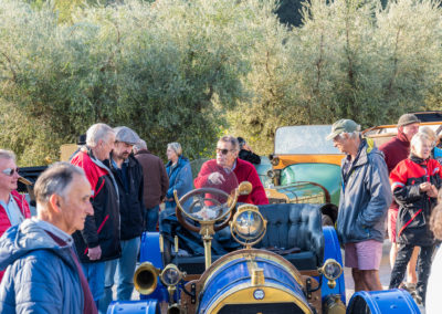 Discussion animée entre passionnés autour de la Pilain 4M sport de 1911.