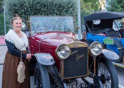 Une Arlésienne en compagnie de l'Hispano Suiza Type 24 de 1916.