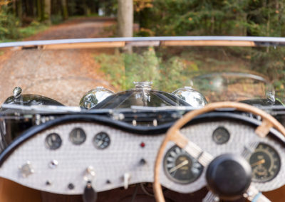 1938 Jaguar SS100 2.5-Litre la meilleure vue sur le long capot abritant le 2.5-Litre d’une centaine de chevaux.