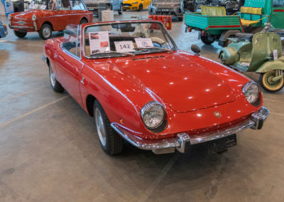 Sympathique Fiat 850 cabriolet.