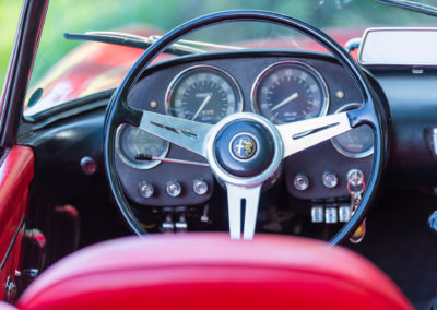 1960 Alfa Romeo 2000 Spider Touring – grand volant trois branches qui doit gérer une direction relativement lourde.