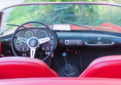 1960 Alfa Romeo 2000 Spider Touring – le tableau de bord est peint dans la couleur de la carrosserie, celui-ci est recouvert de skai noir.