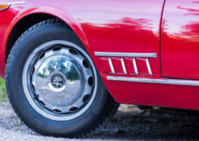 1960 Alfa Romeo 2000 Spider Touring – les ouïes en bas des ailes avant sont fausses.