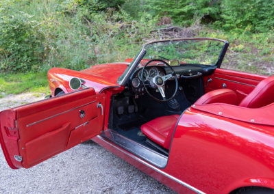 1960 Alfa Romeo 2000 Spider Touring – les portes s’ouvrent largement pour descendre dans l’auto, mais attention dans les parkings ou garages.