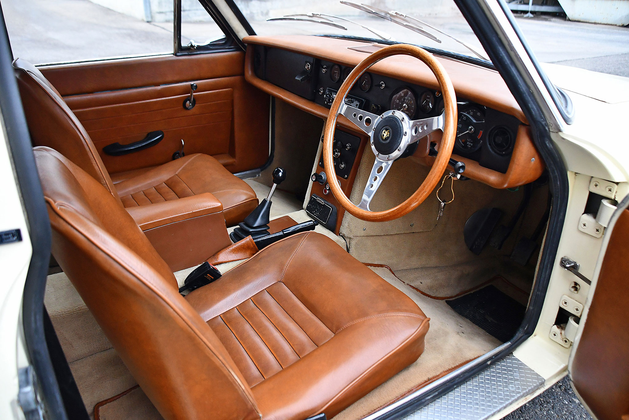 1971 Reliant Scimitar GTE SE5 – intérieur en cuir récent pour cette 4 places atypique.