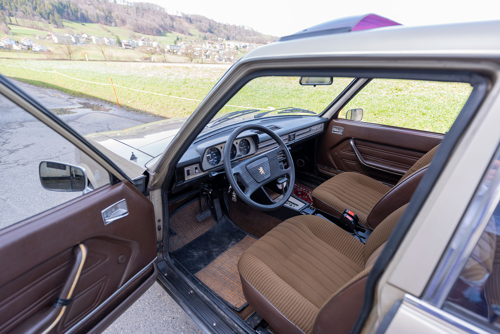 1978 Peugeot 504 TI automatique – intérieur en velours en bel état et toit ouvrant en acier.