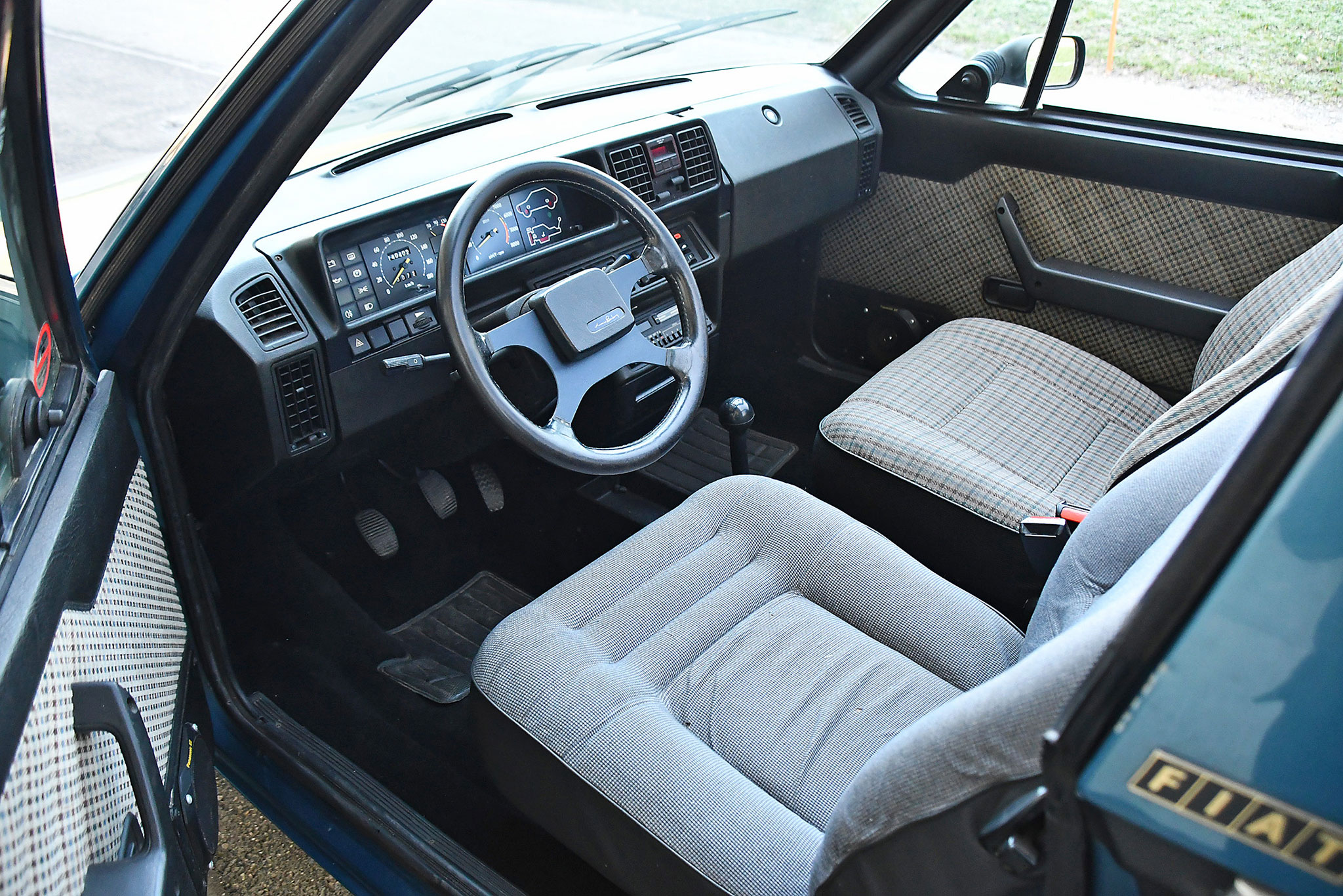 1985 Fiat Ritmo 85 S Palinuro – intérieur en bon état mais capote à revoir avant de reprendre la route.