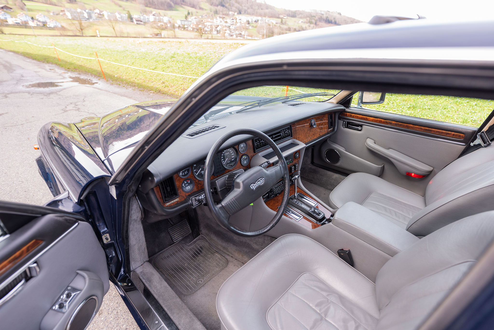 1987 Daimler Double Six – cuir Connolly à profusion et moquette épaisse le tout en très bel état.