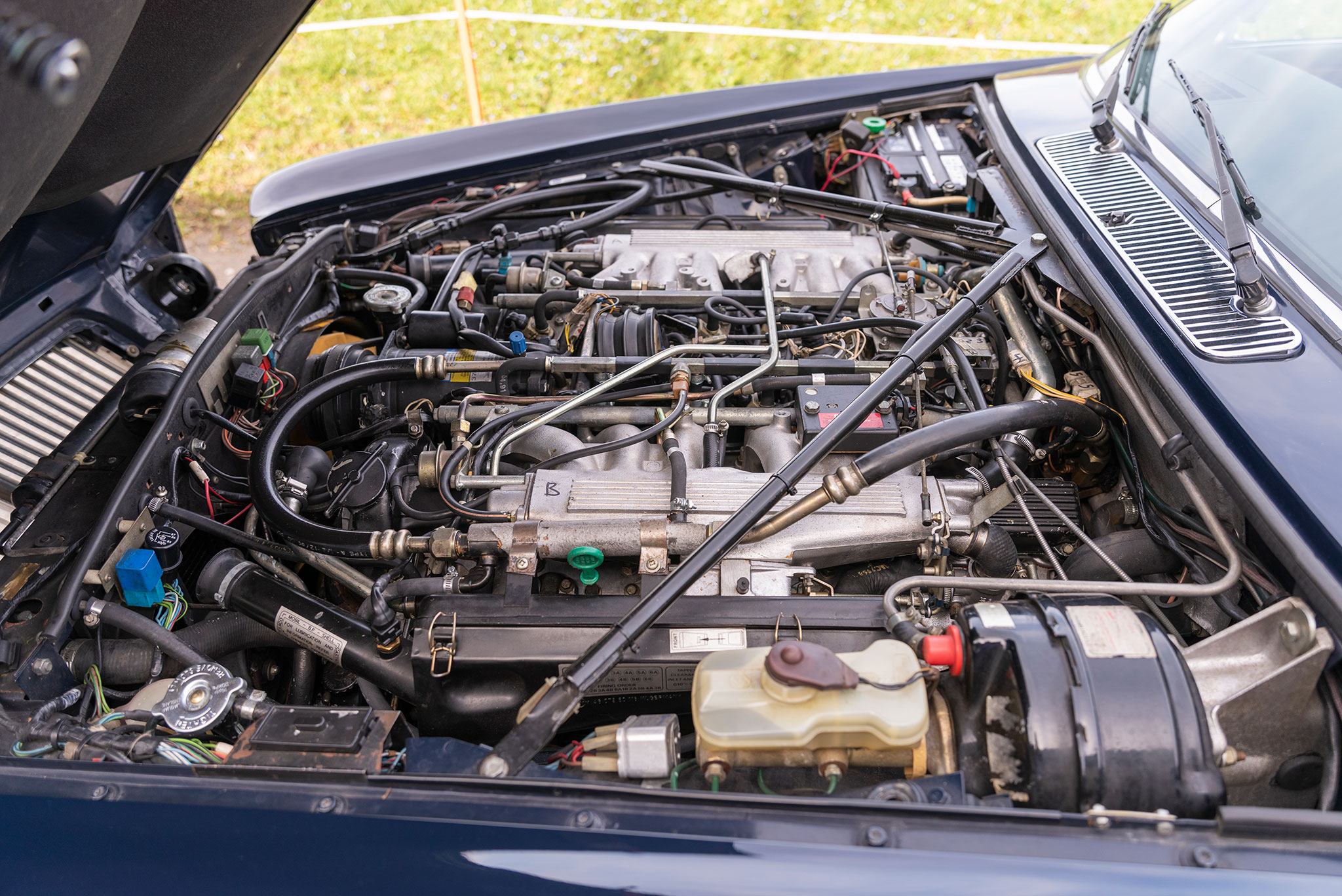 1987 Daimler Double Six – moteur de 5343 cm³ et boîte automatique à 3 rapports pour une conduite souple.