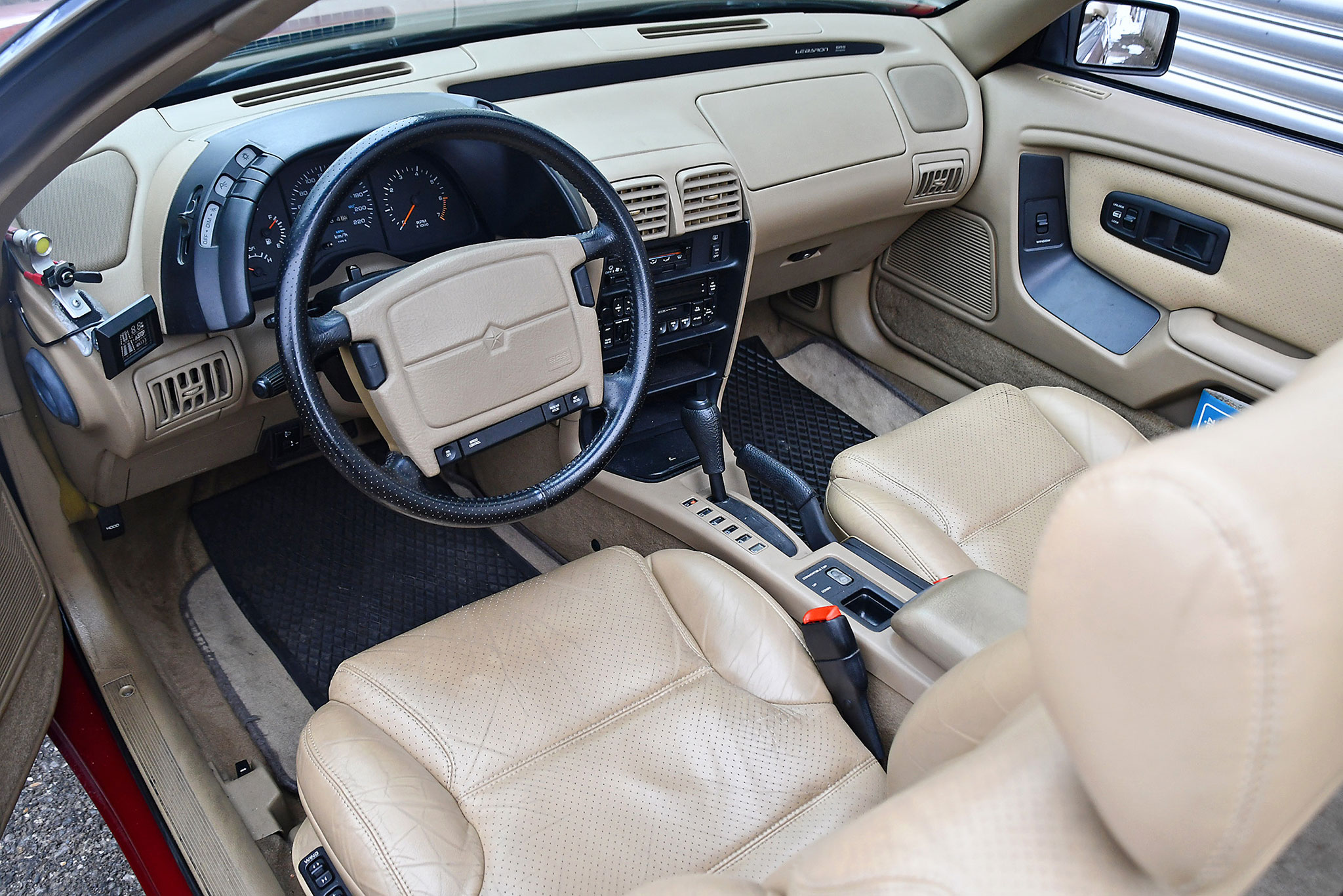 1994 Chrysler LeBaron 3.0 V6 LX – intérieur accueillant pour 4 personnes et boîte automatique à 4 rapports.