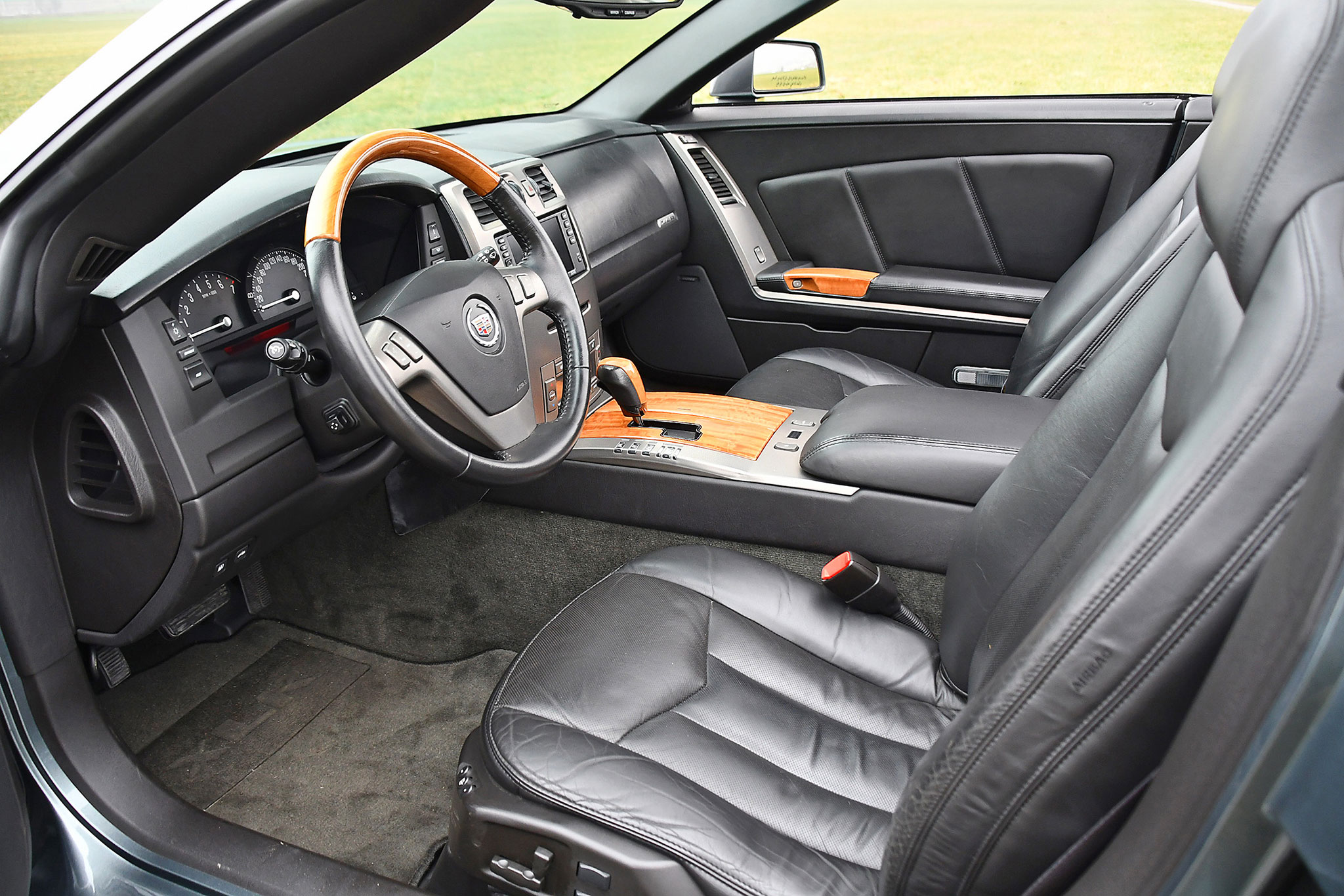 2004 Cadillac XLR 4.6 – magnifique présentation intérieure digne des meilleures allemandes.