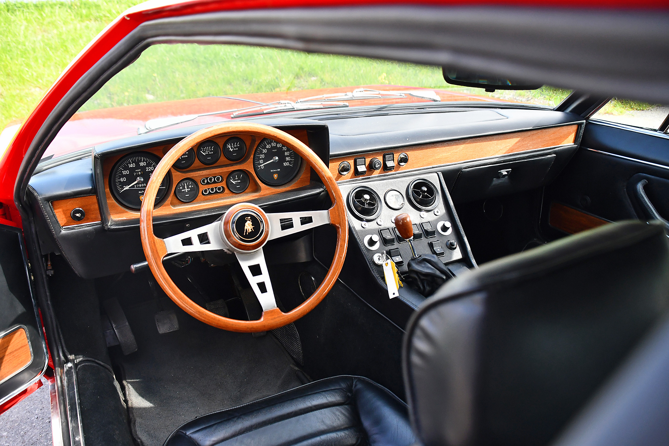 1970 Lamborghini Espada Series II – le tableau de bord regroupe les informations nécessaires – Swiss Classic World 2023.