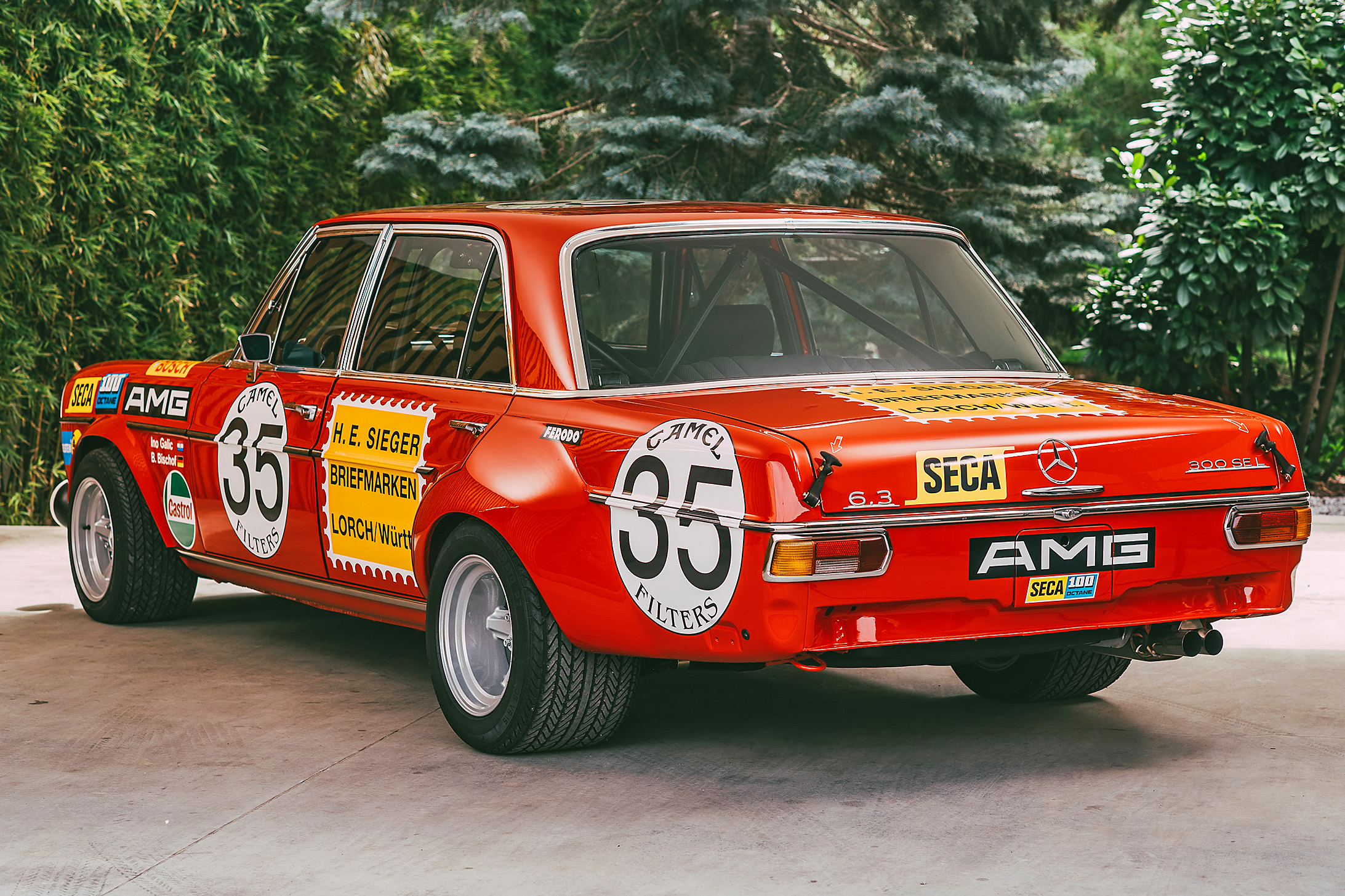 1970 Mercedes-Benz 300 SEL 6.8 Rote Sau – carrosserie bodybuildée pneus extra larges et arceau de sécurité – Swiss Classic World 2023.