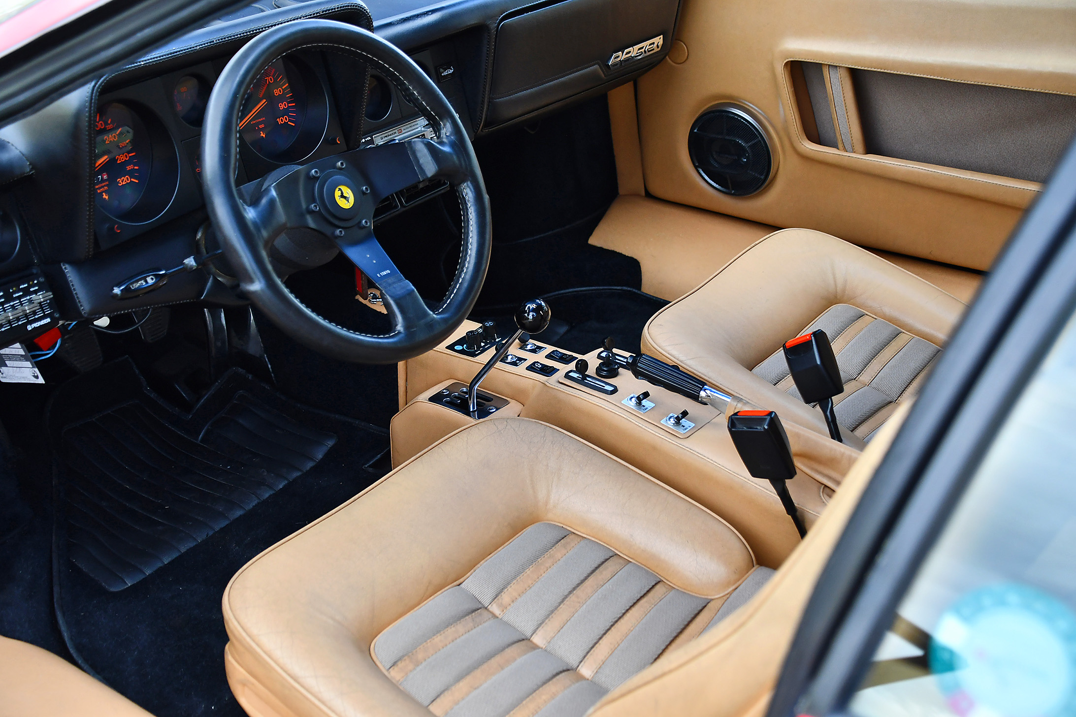 1982 Ferrari 512 BBi – intérieur cuir pour les sièges sport boîte à 5 rapports et affiche orange pour les cadrans – Swiss Classic World 2023.