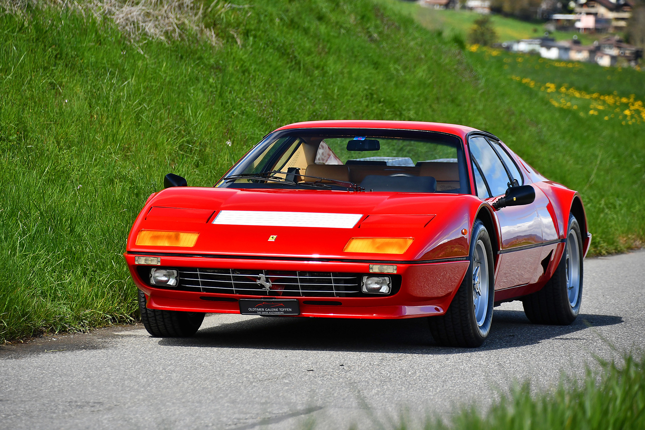 1982 Ferrari 512 BBi – sur ce modèle les antibrouillards sont en dehors de la calandre – Swiss Classic world 2023.