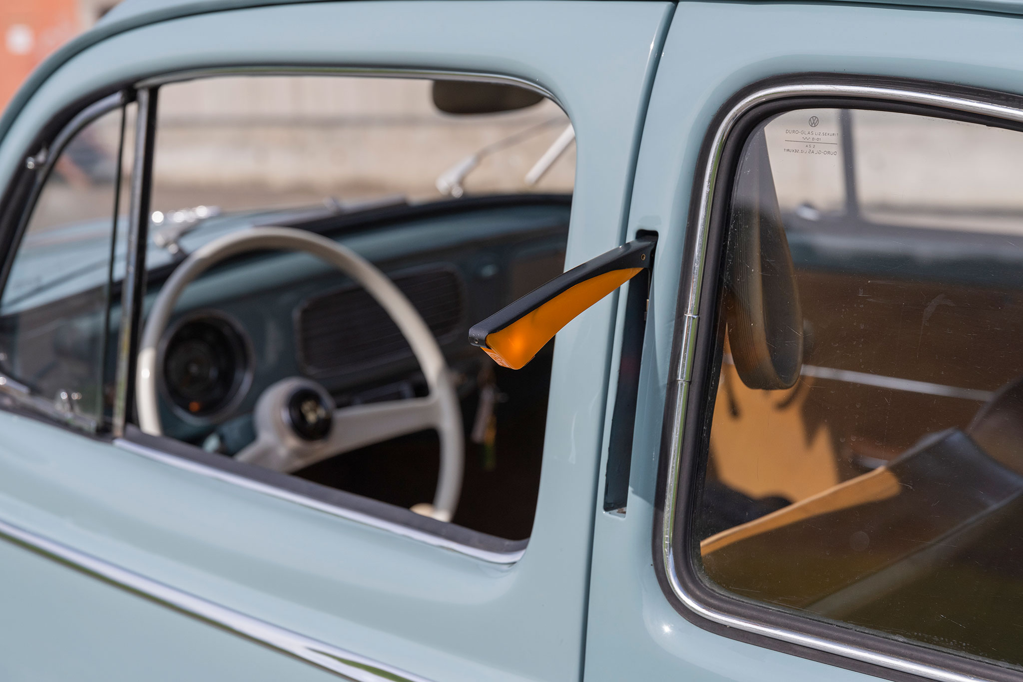 1957 Volkswagen Käfer Ovali – elle est équipée de flèches de direction sur les montants centraux.