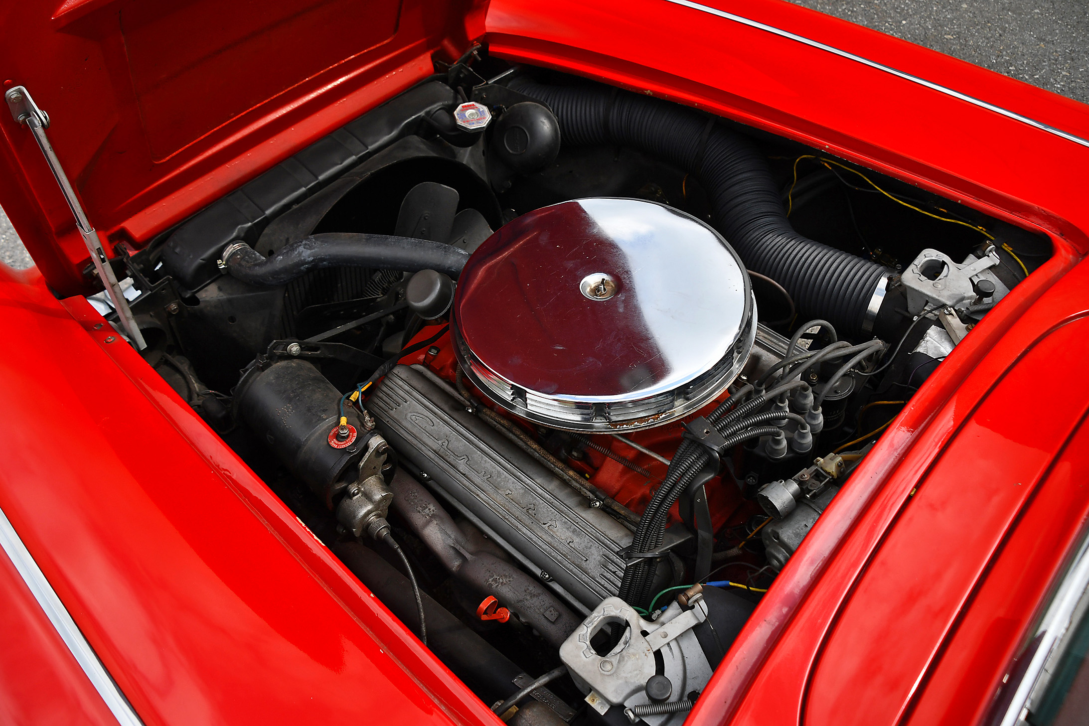 1960 Chevrolet Corvette C1 – le moteur de 5351 cm³ ou 327ci délivre plus de 250 pur-sang.