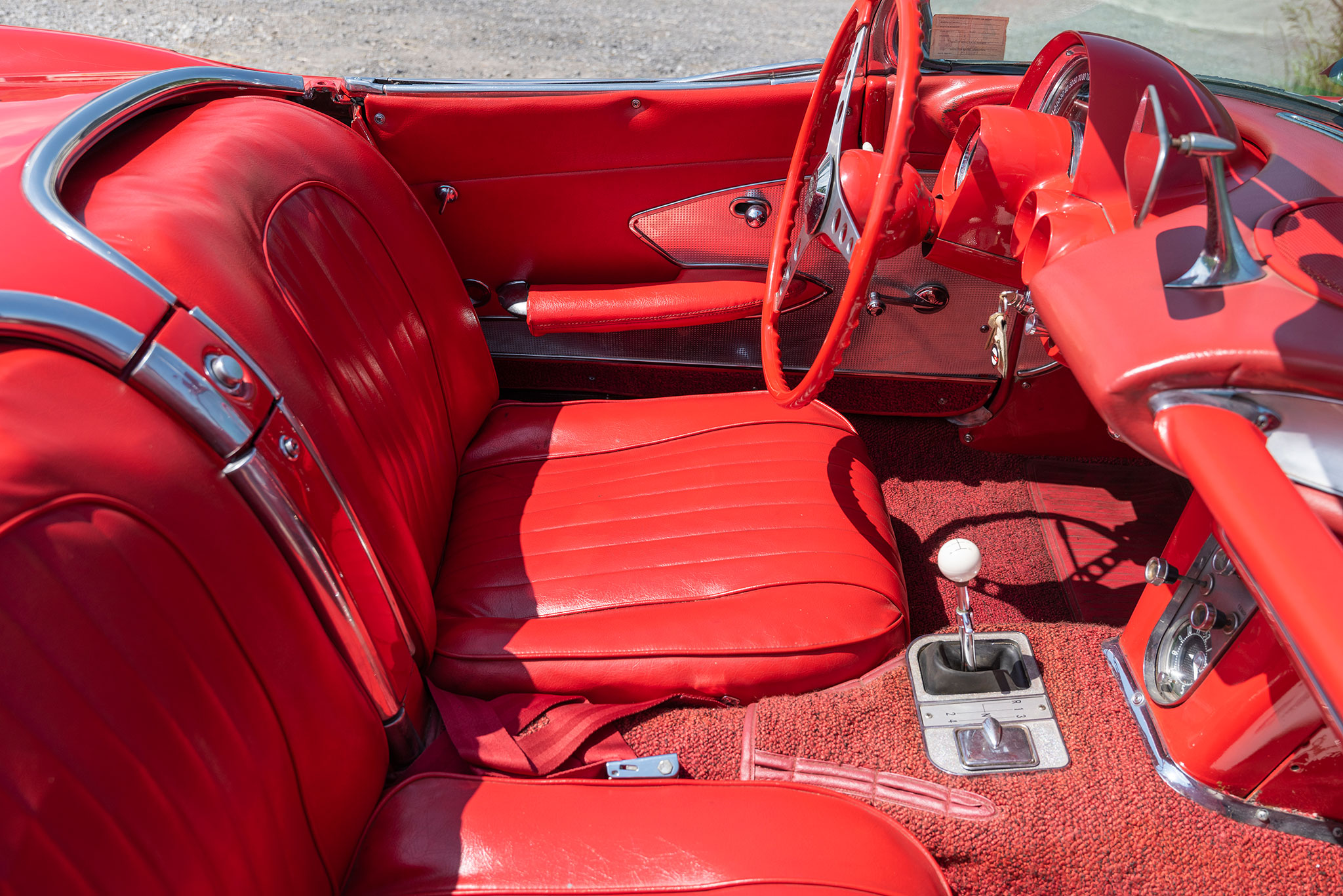 1960 Chevrolet Corvette C1 – stricte deux places, cette version est équipée de la boîte mécanique à 4 rapports.