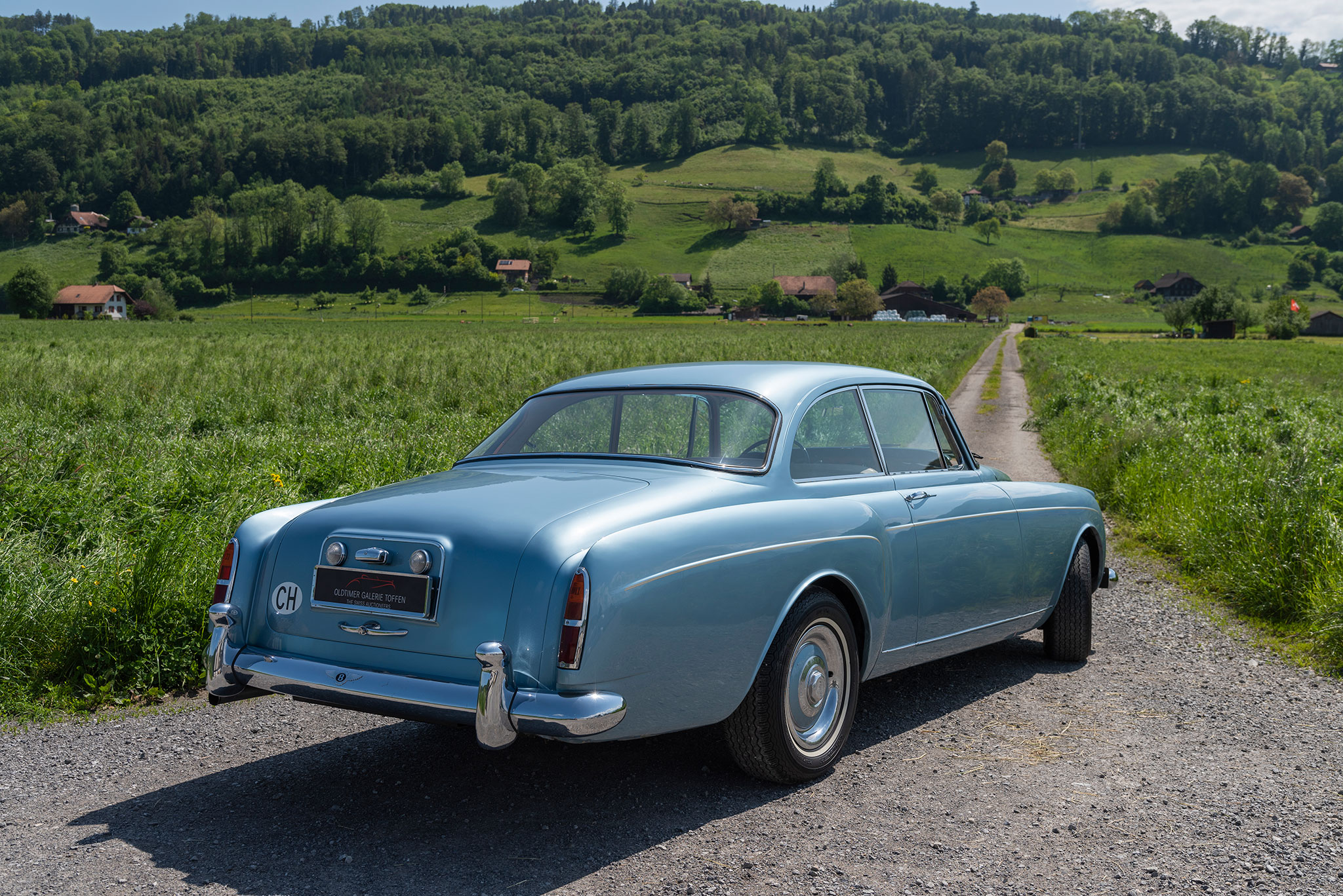 1961 Bentley S2 Continental 2-Door – la fluidité de la poupe est remarquable, les feux de recul gâchent le tableau.