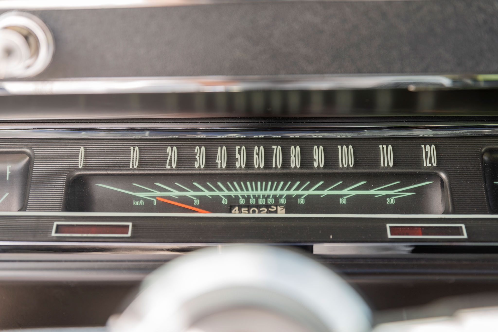 1966 Chevrolet Chevelle SS 396 – détail intéressant le tachymètre est gradué en miles et kilomètres.