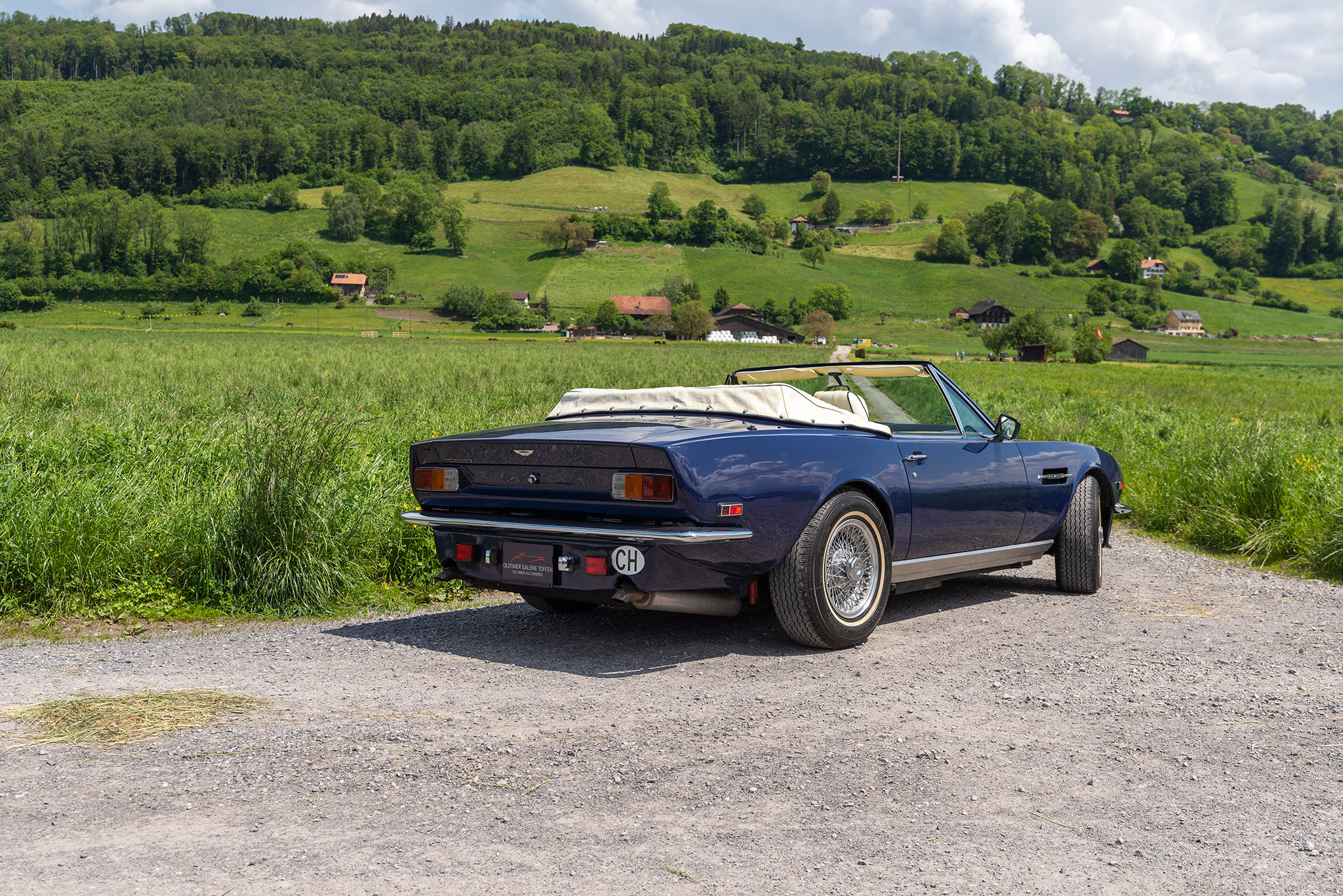 1981 Aston Martin V8 Volante Vantage Specification – l’aristocrate version cabriolet imposante, à l’arrière un peu lourd.