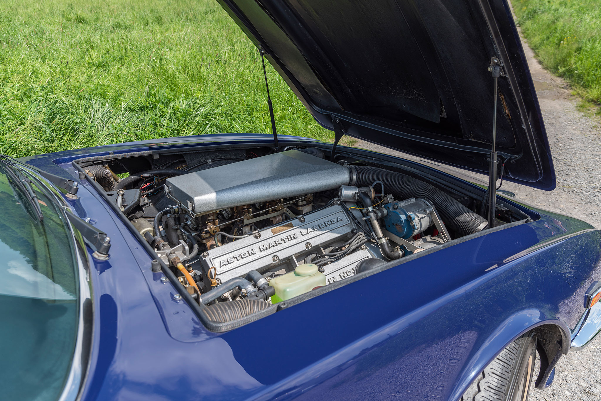 1981 Aston Martin V8 Volante Vantage Specification – moteur V8 de 5430 cm³ et boîte 5 vitesses ZF à première décalée en bas à gauche.