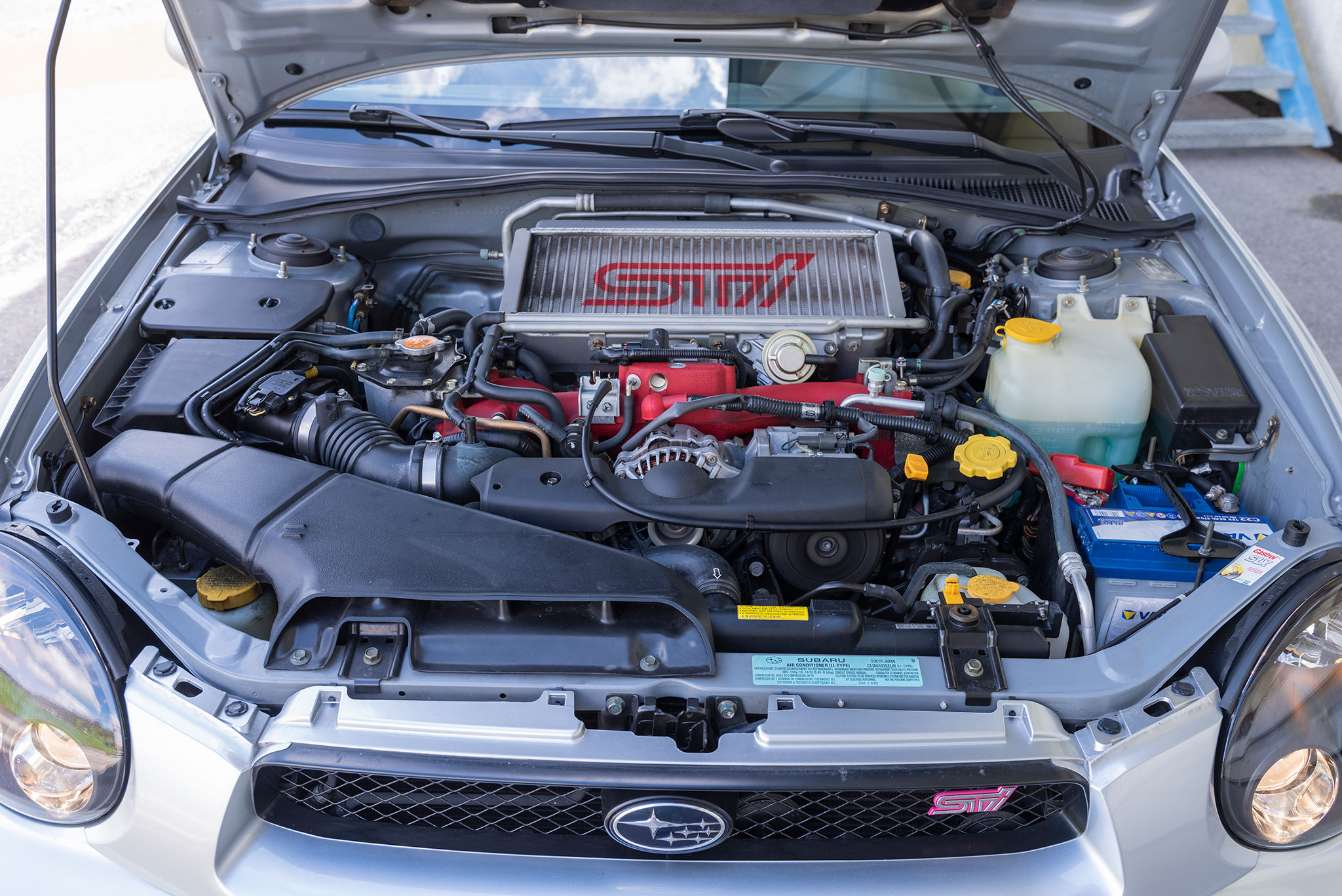 2001 Subaru Impreza WRX STI – le moteur de 1994 cm³ développe 265 chevaux accolé à une boîte à 6 rapports.