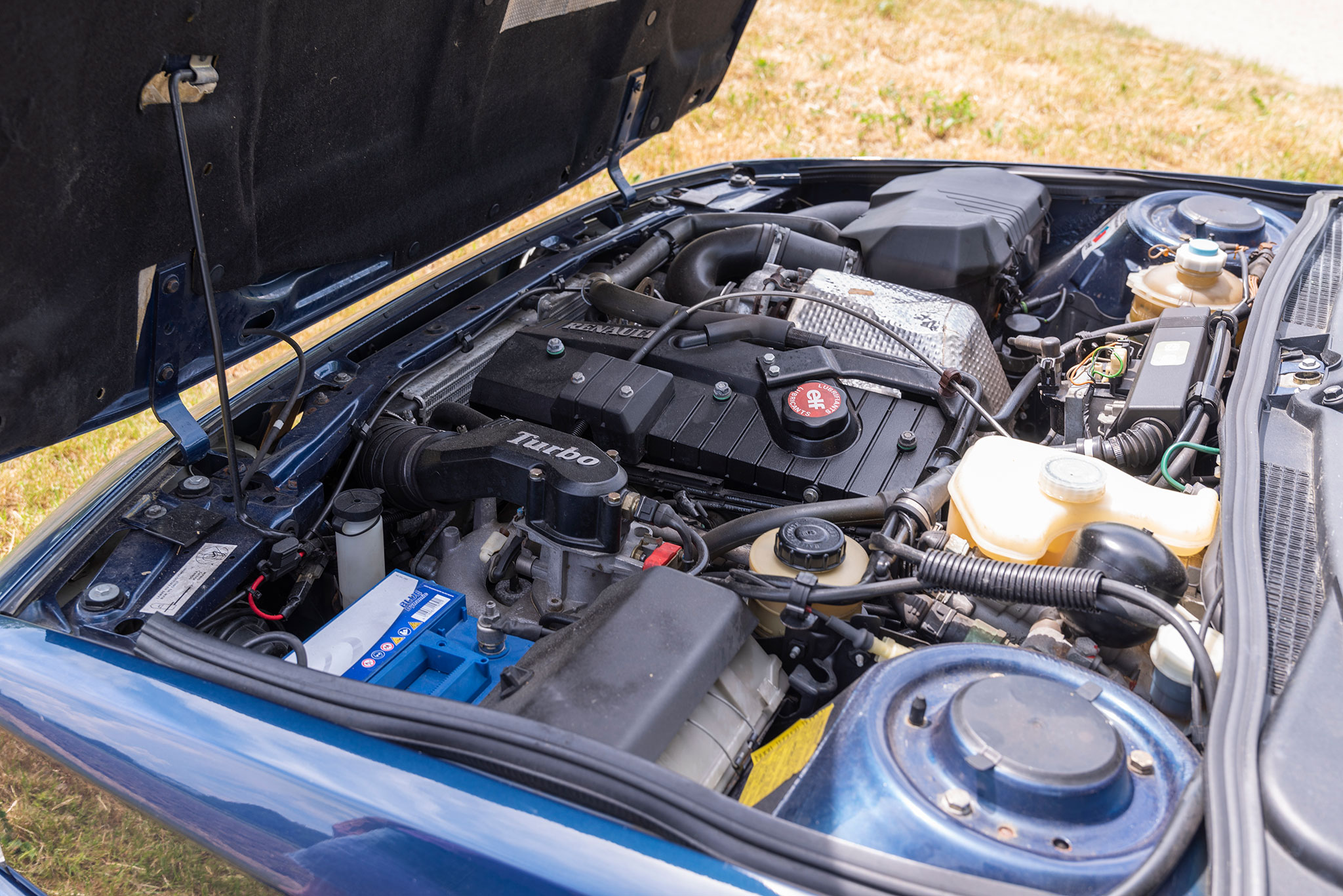 R21 Turbo – le moteur de 1995 cm³ agrémenté d’un turbo Garret qui fait passer la puissance à 175 chevaux.